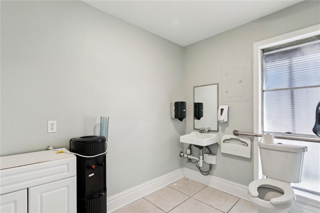 350 N CAUSEWAY Boulevard