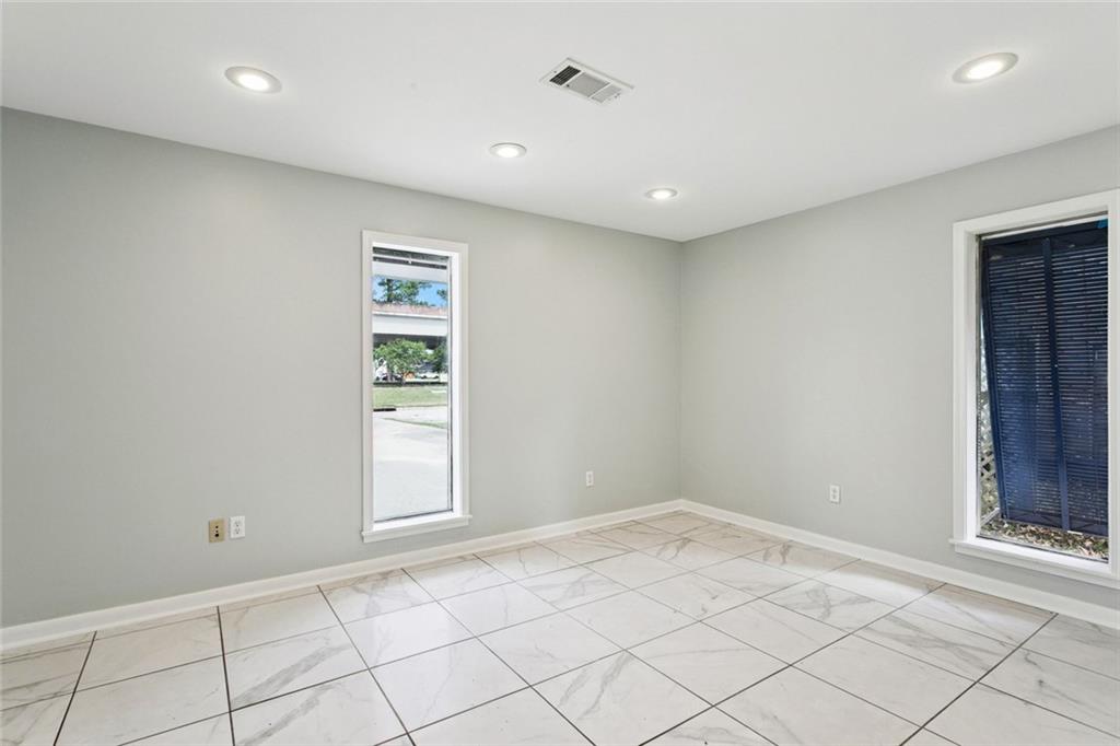 350 N CAUSEWAY Boulevard