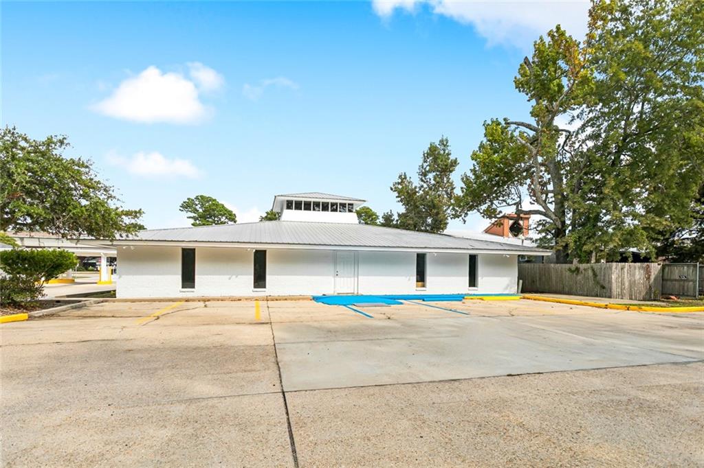 350 N CAUSEWAY Boulevard 400