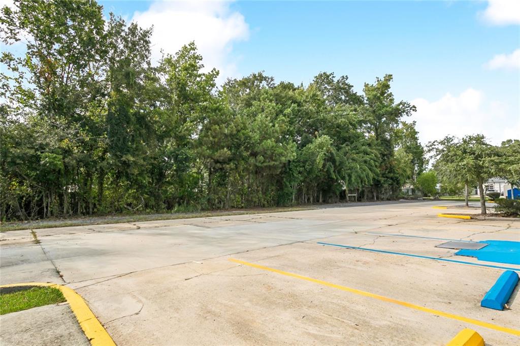 350 N CAUSEWAY Boulevard 400