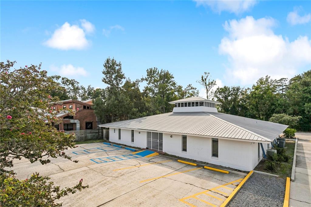 350 N CAUSEWAY Boulevard 400