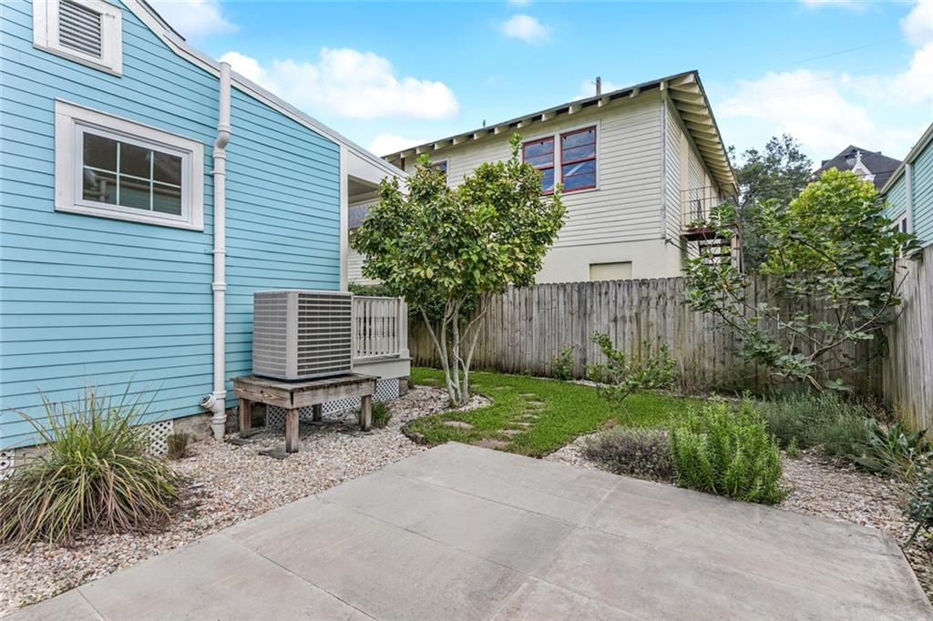 2206 URSULINES Avenue