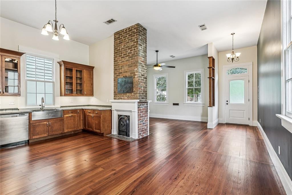 2206 URSULINES Avenue