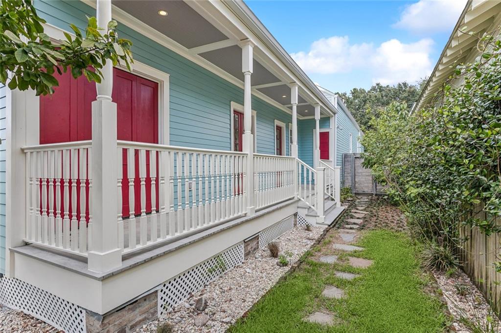 2206 URSULINES Avenue