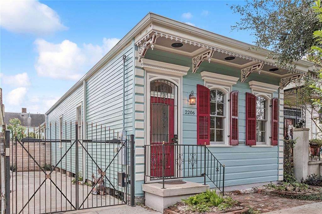 2206 URSULINES Avenue
