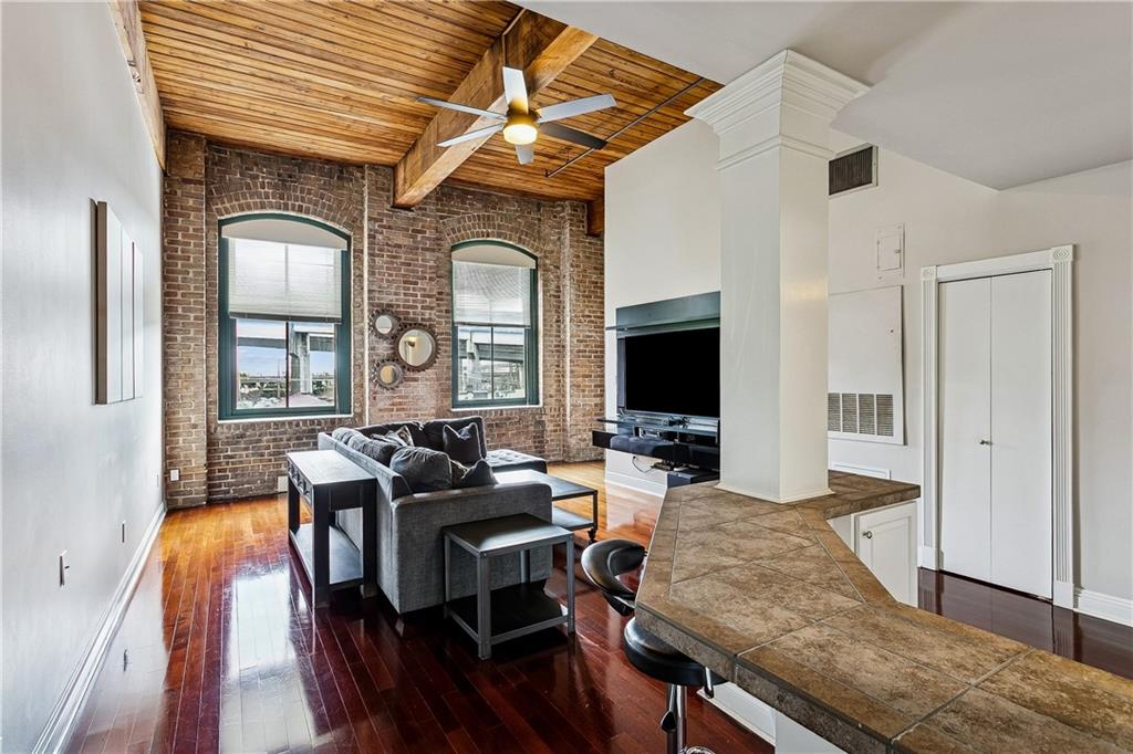 1107 S PETERS Street 302