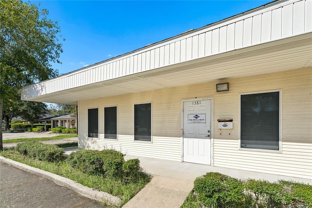 1381 CORPORATE SQUARE Boulevard