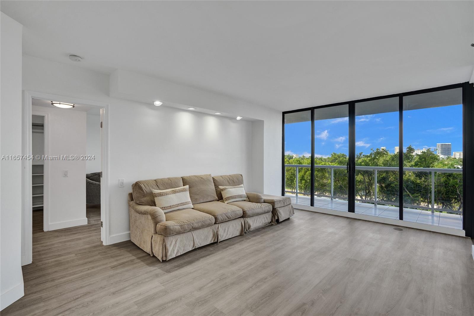 3640 Yacht Club Dr # 404