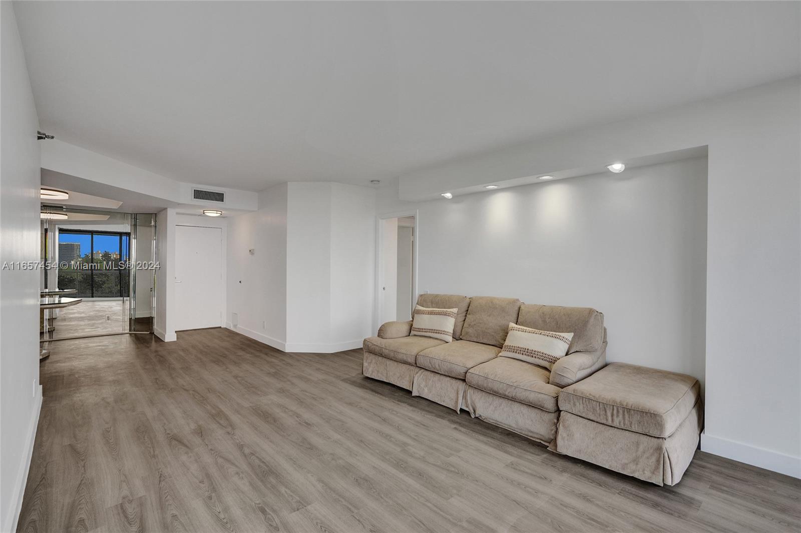 3640 Yacht Club Dr # 404