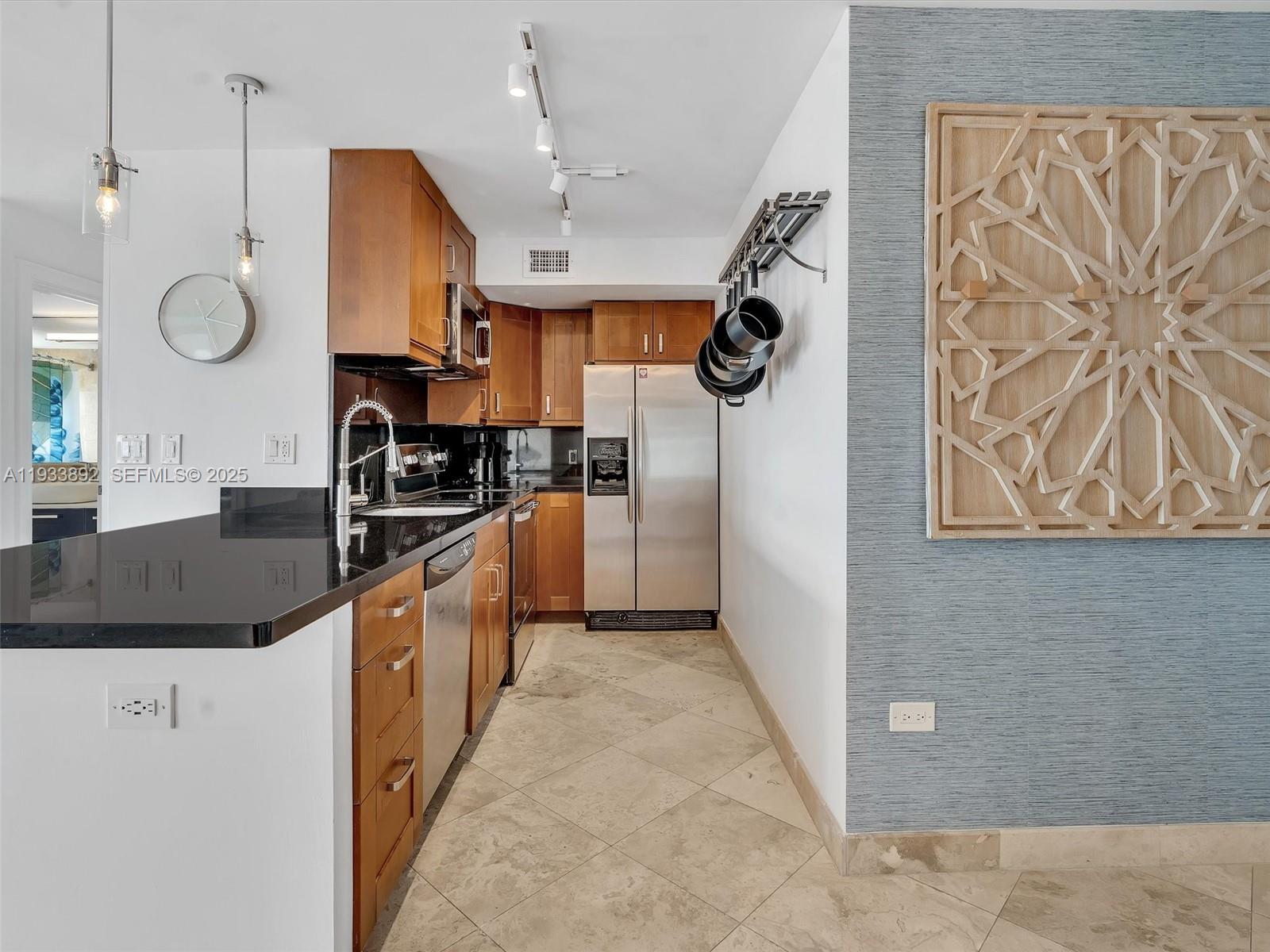 1881 Washington Ave # 10G