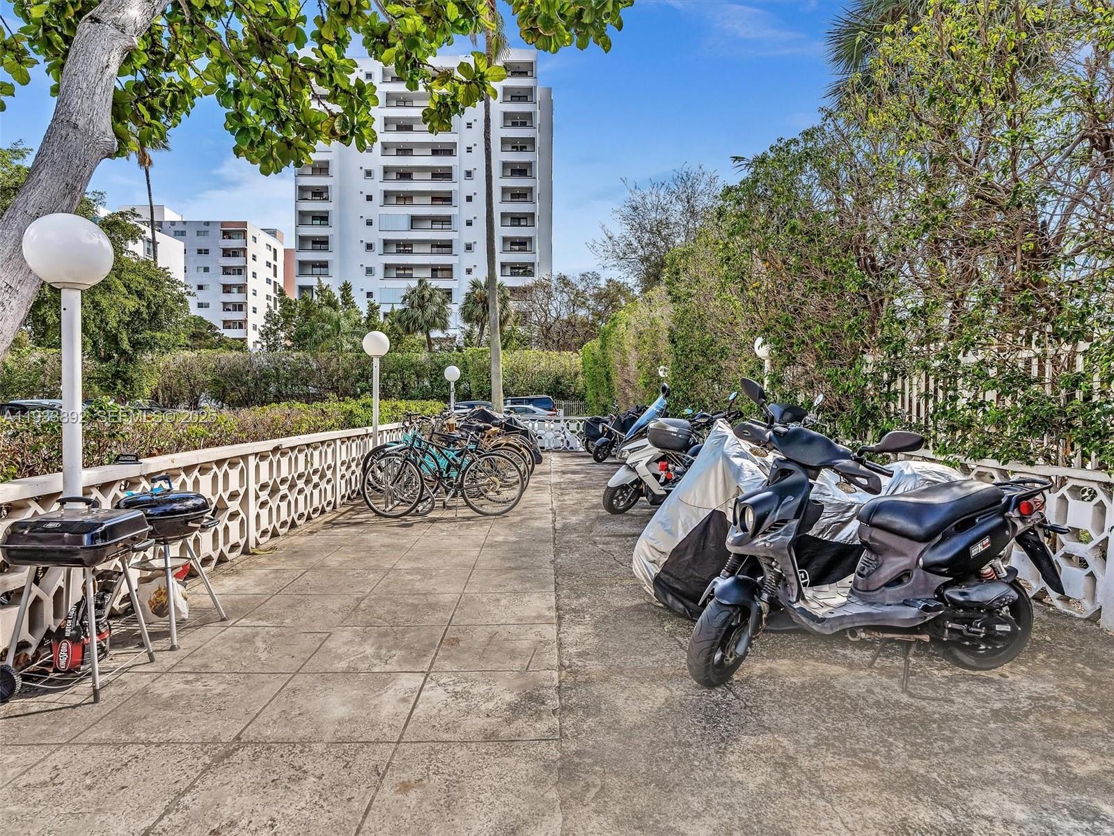 1881 Washington Ave # 10G