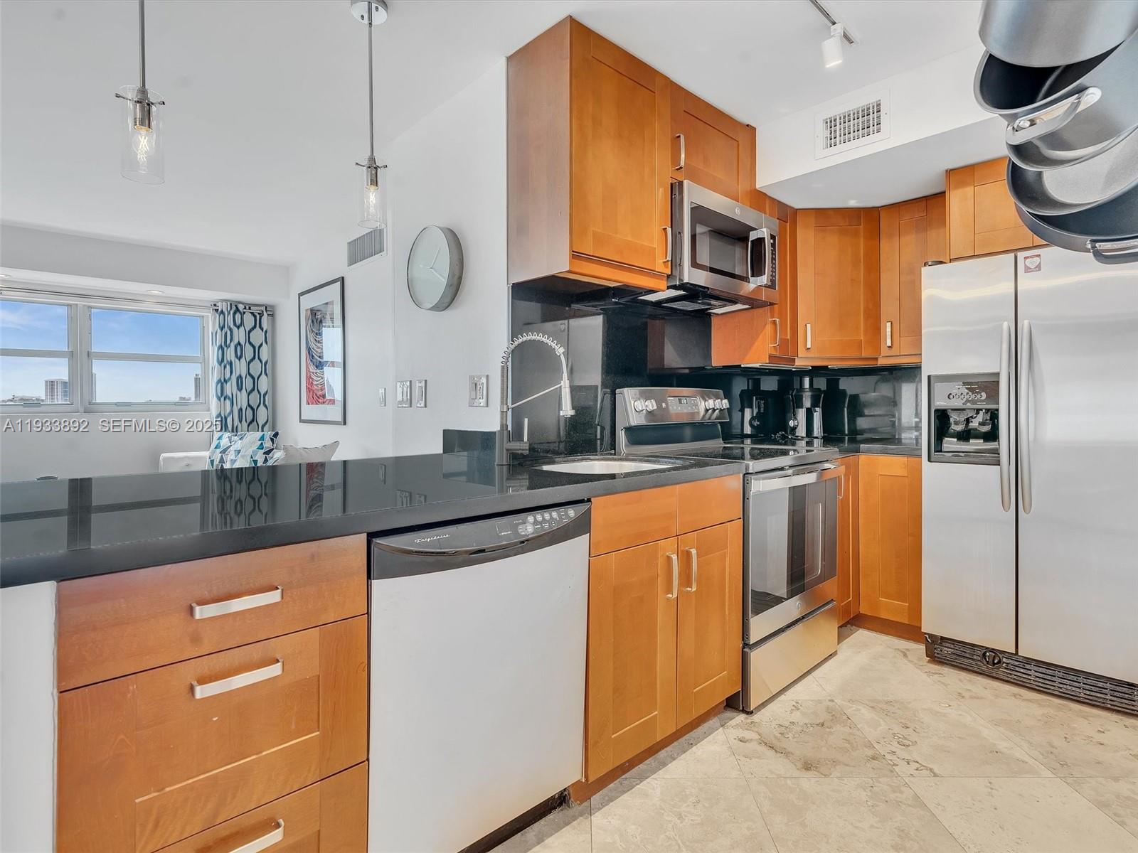 1881 Washington Ave # 10G