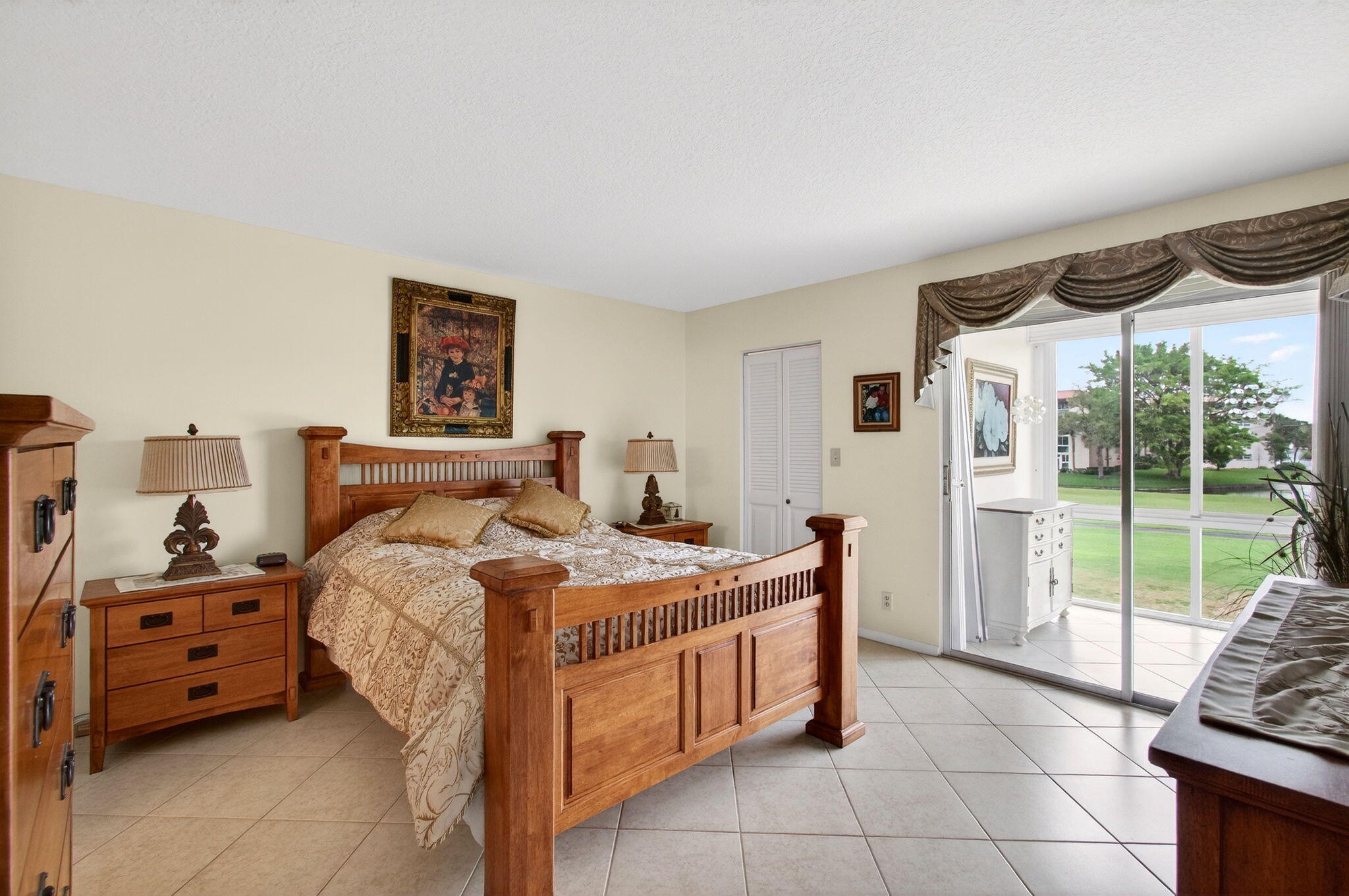 2902 Victoria Circle J-2