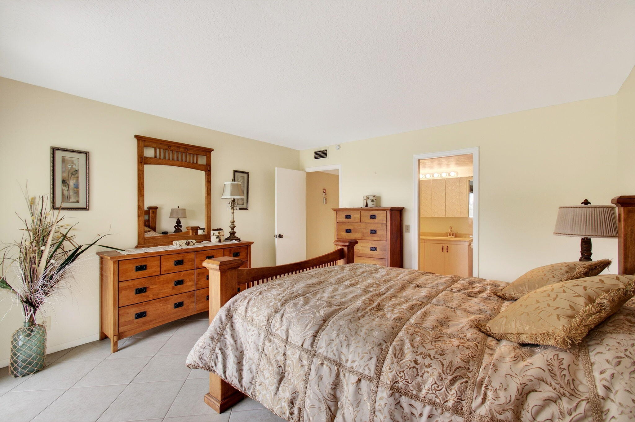 2902 Victoria Circle J-2