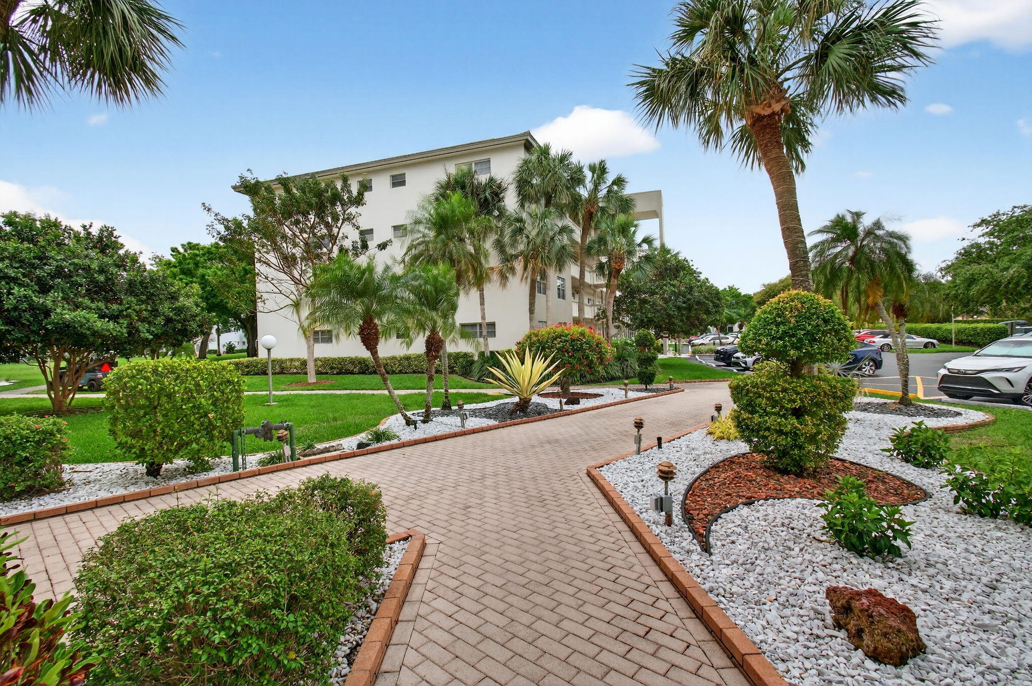 2902 Victoria Circle J-2