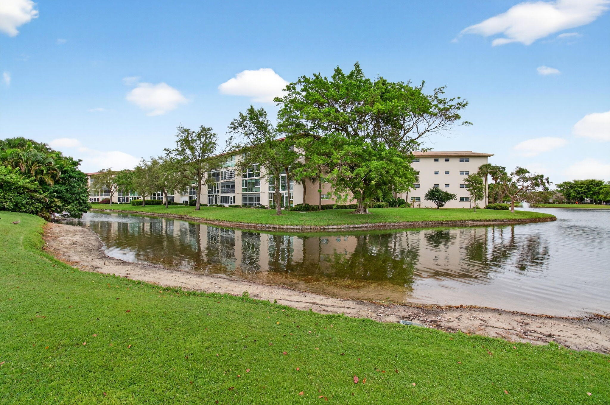 2902 Victoria Circle J-2