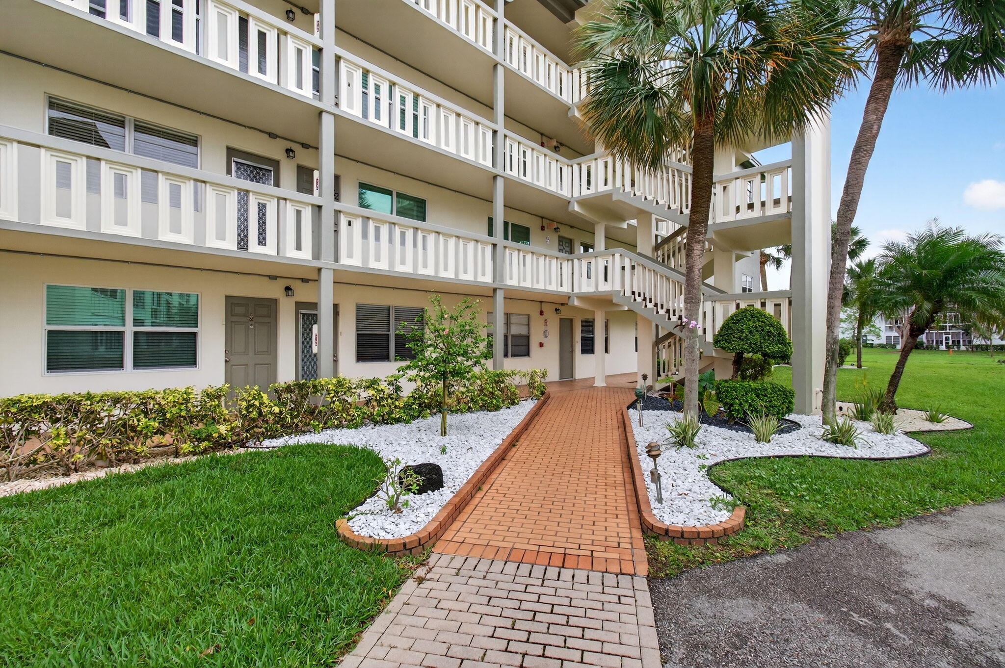 2902 Victoria Circle J-2