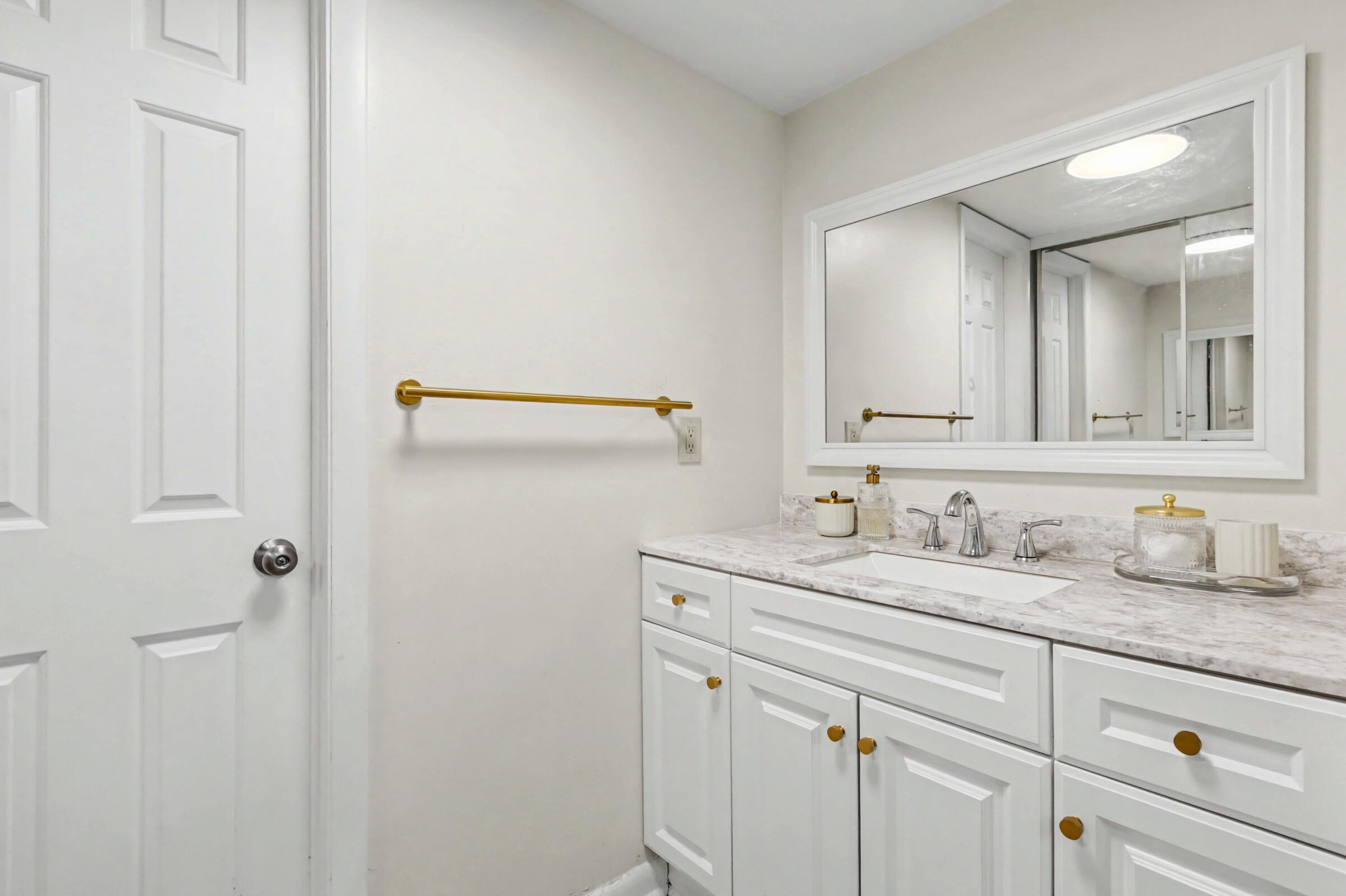 1518 Whitehall Drive 204