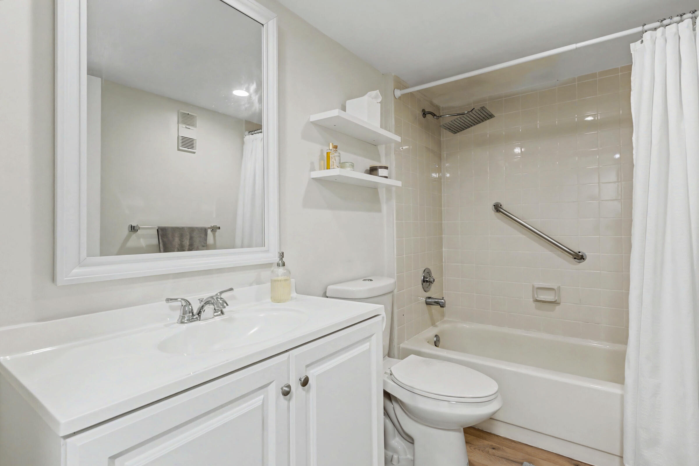 1518 Whitehall Drive 204