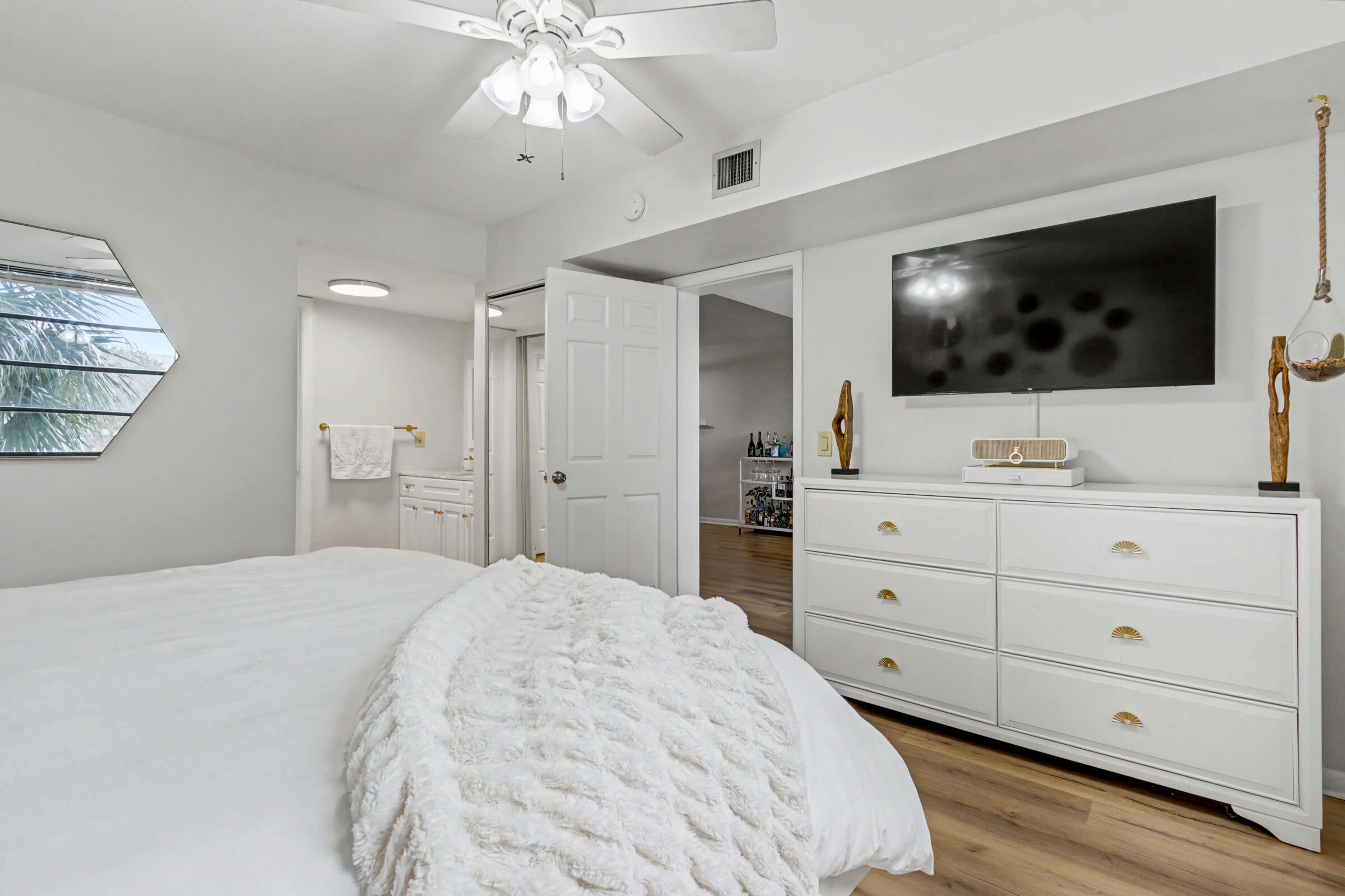 1518 Whitehall Drive 204