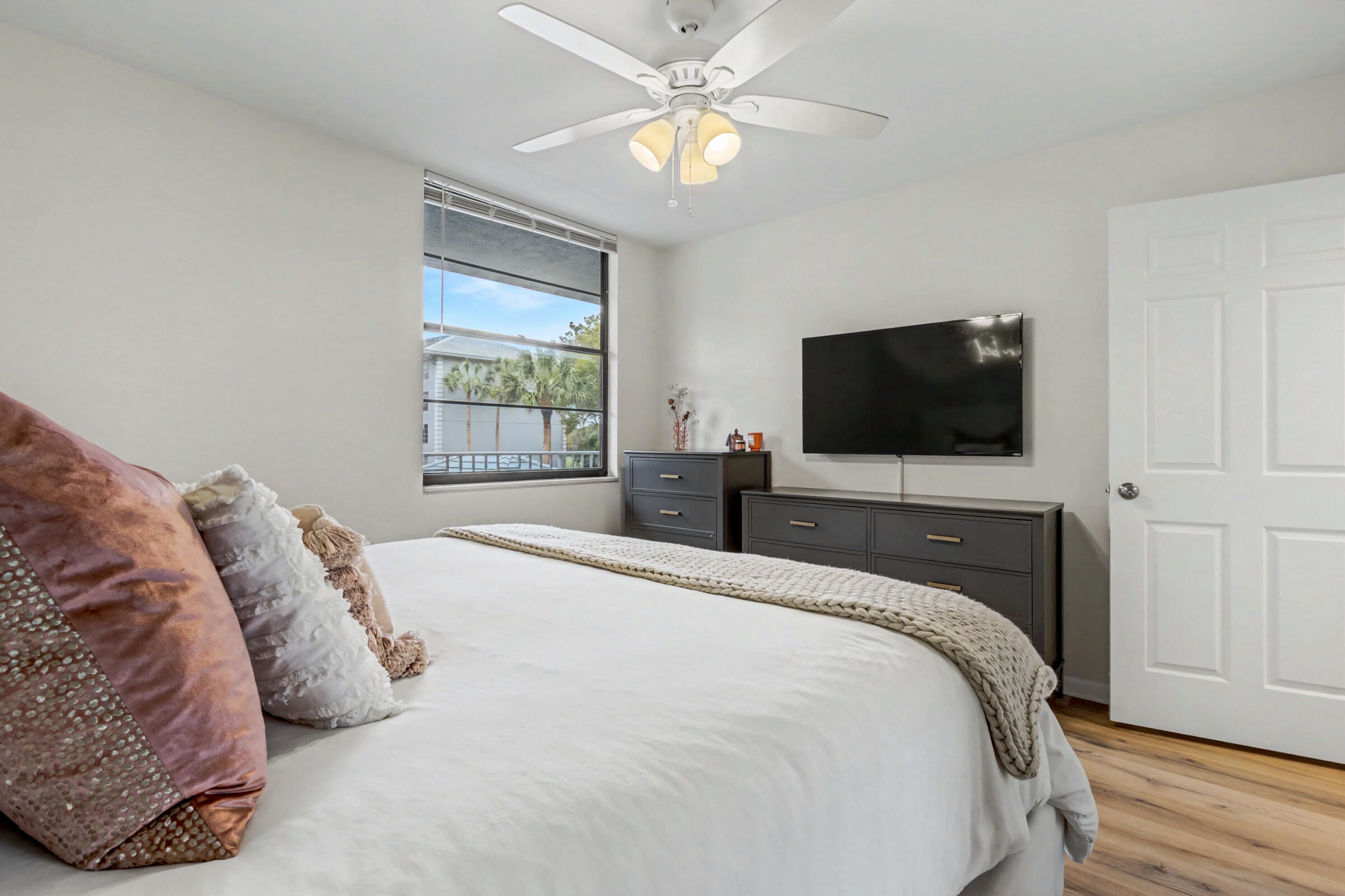 1518 Whitehall Drive 204