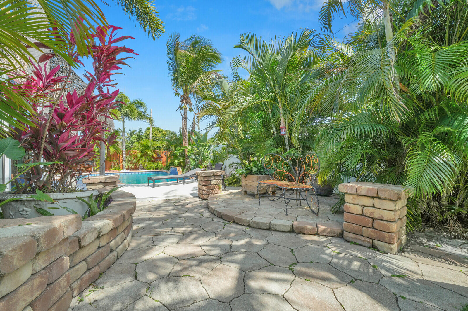 910 NE 23rd Court