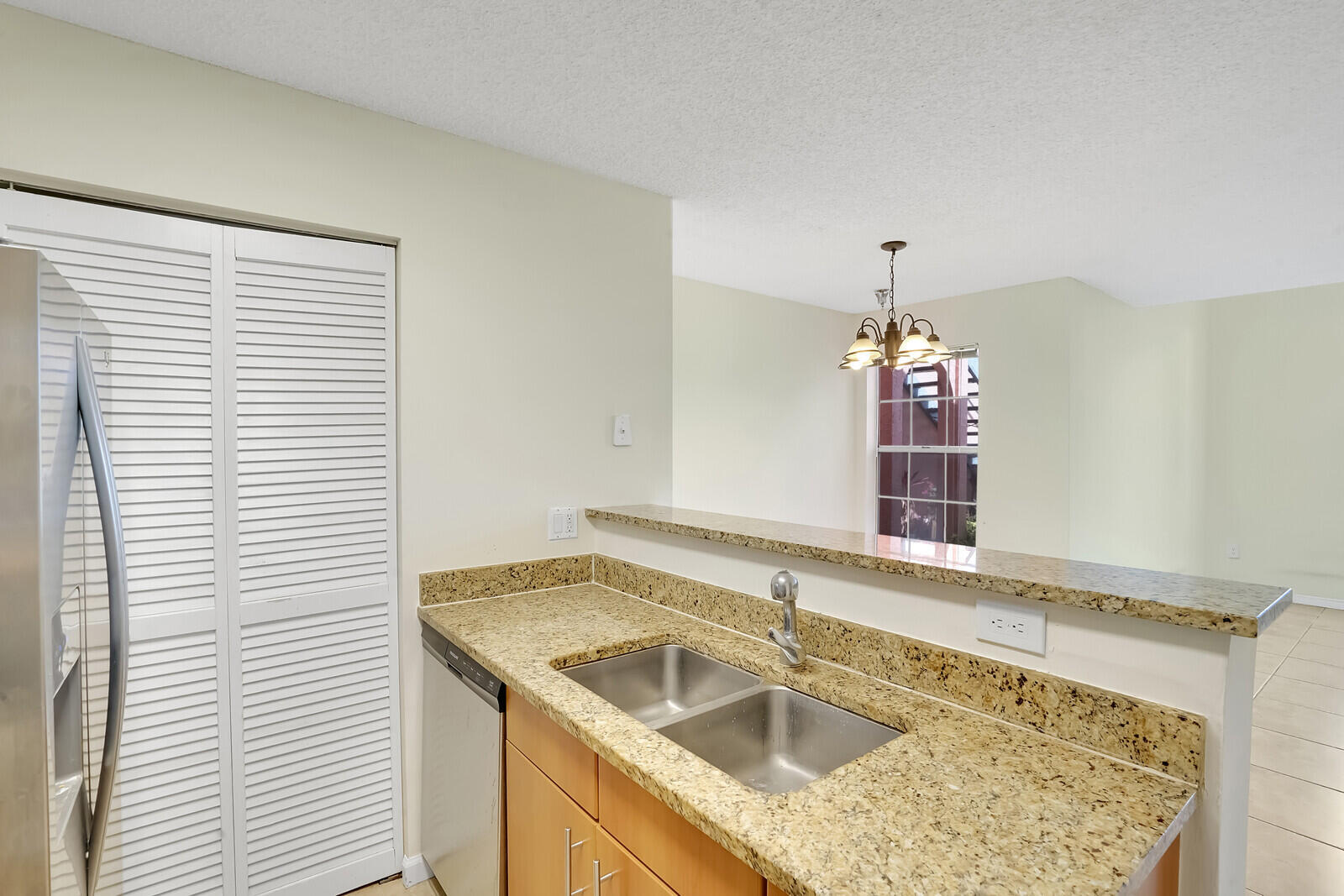 1385 Crystal Way M