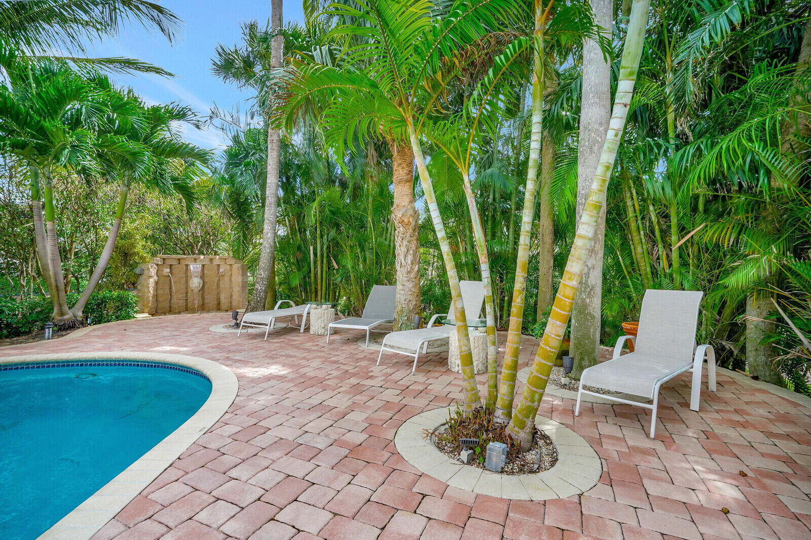 290 E FERN Drive
