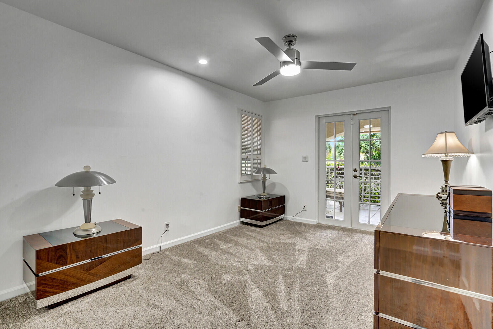 290 E FERN Drive