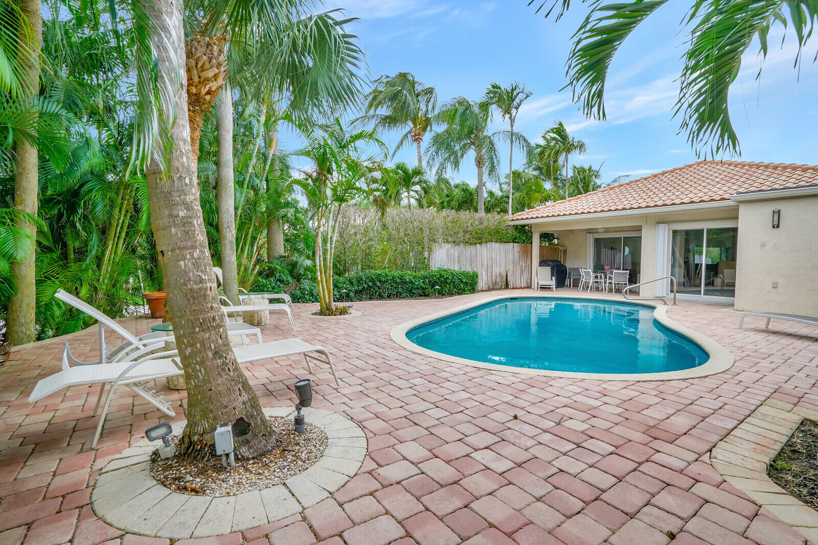 290 E FERN Drive