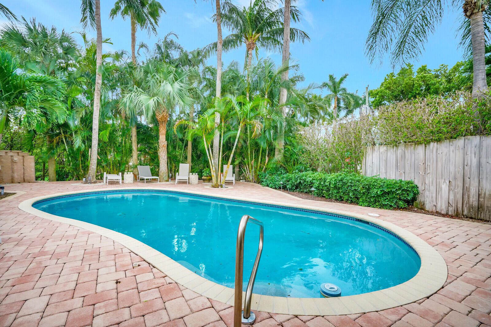290 E FERN Drive