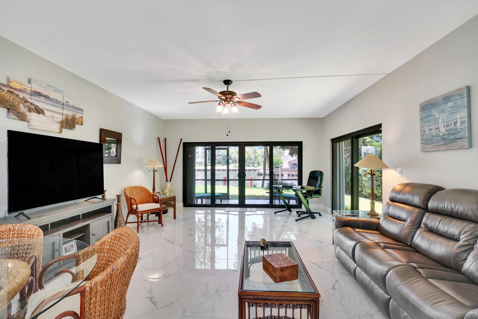1301 N RIVERSIDE Drive 19