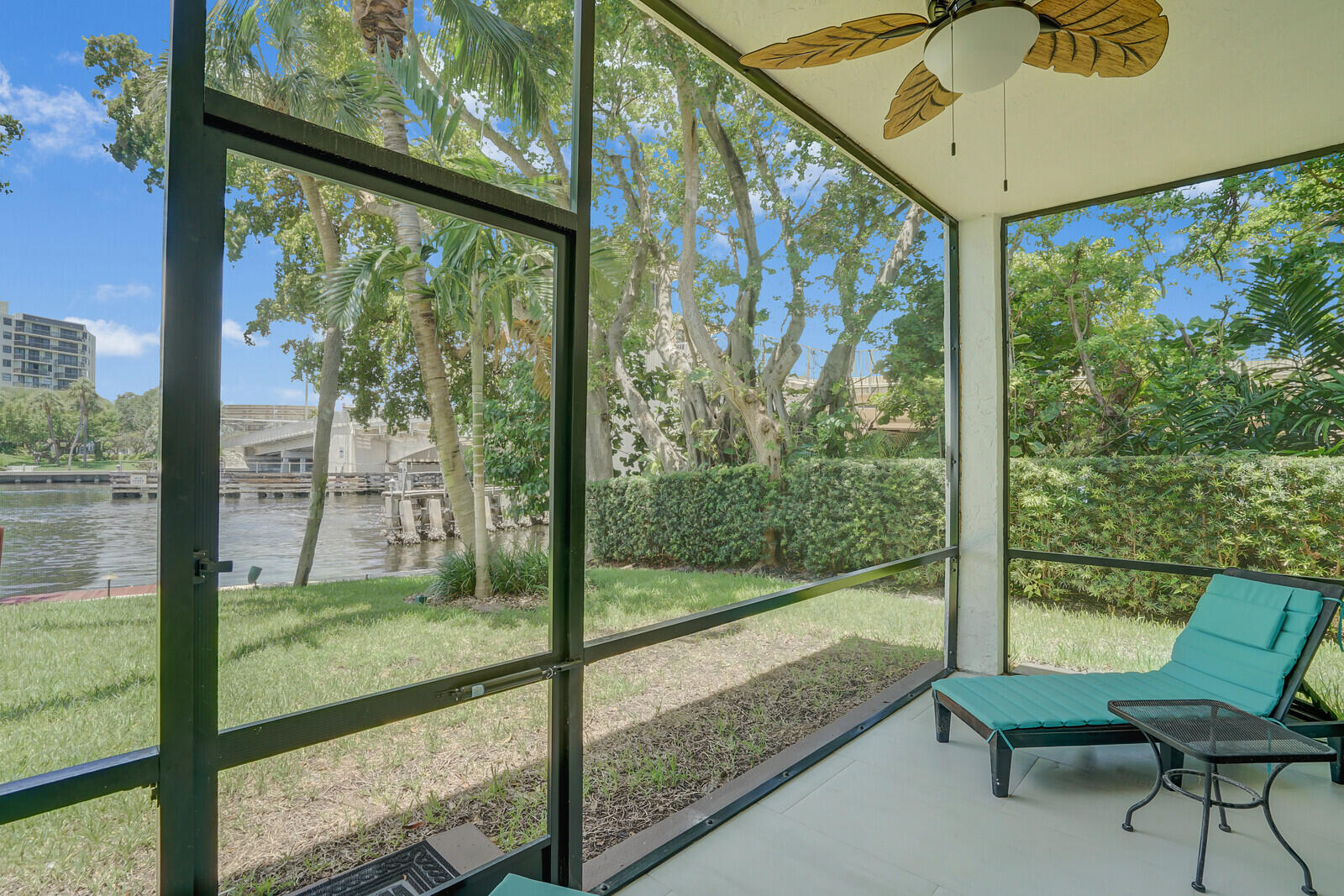 1301 N RIVERSIDE Drive 19