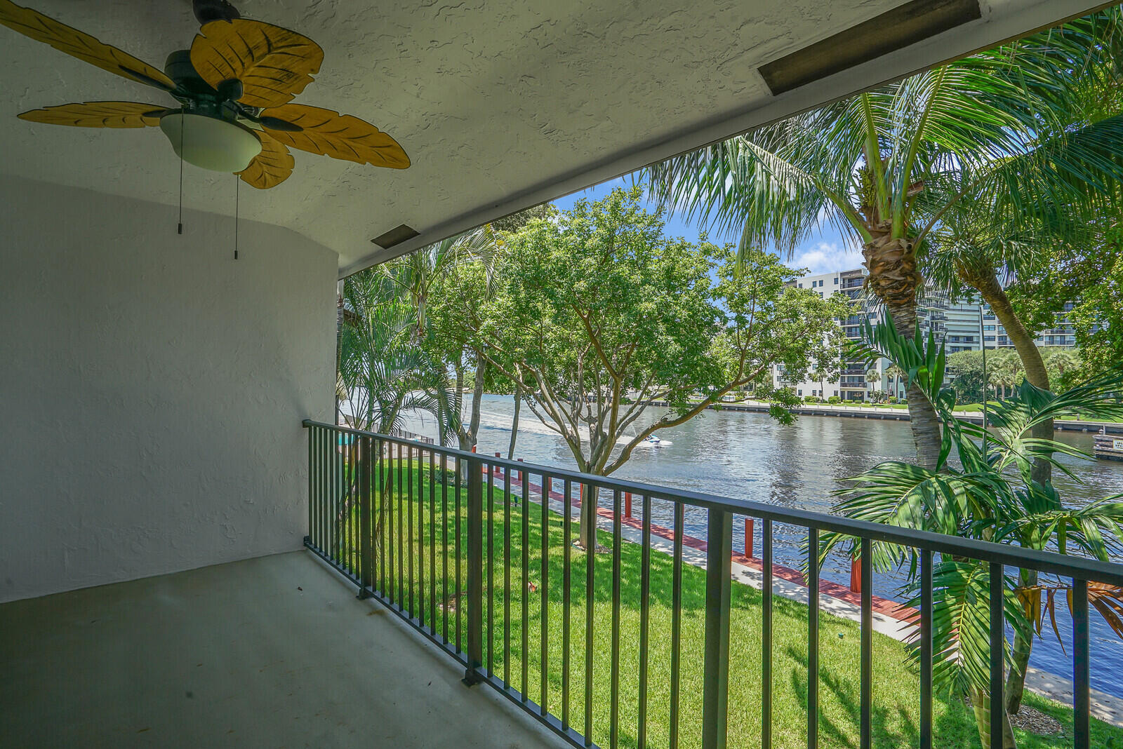 1301 N RIVERSIDE Drive 19