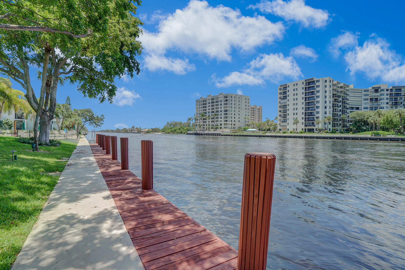 1301 N RIVERSIDE Drive 19