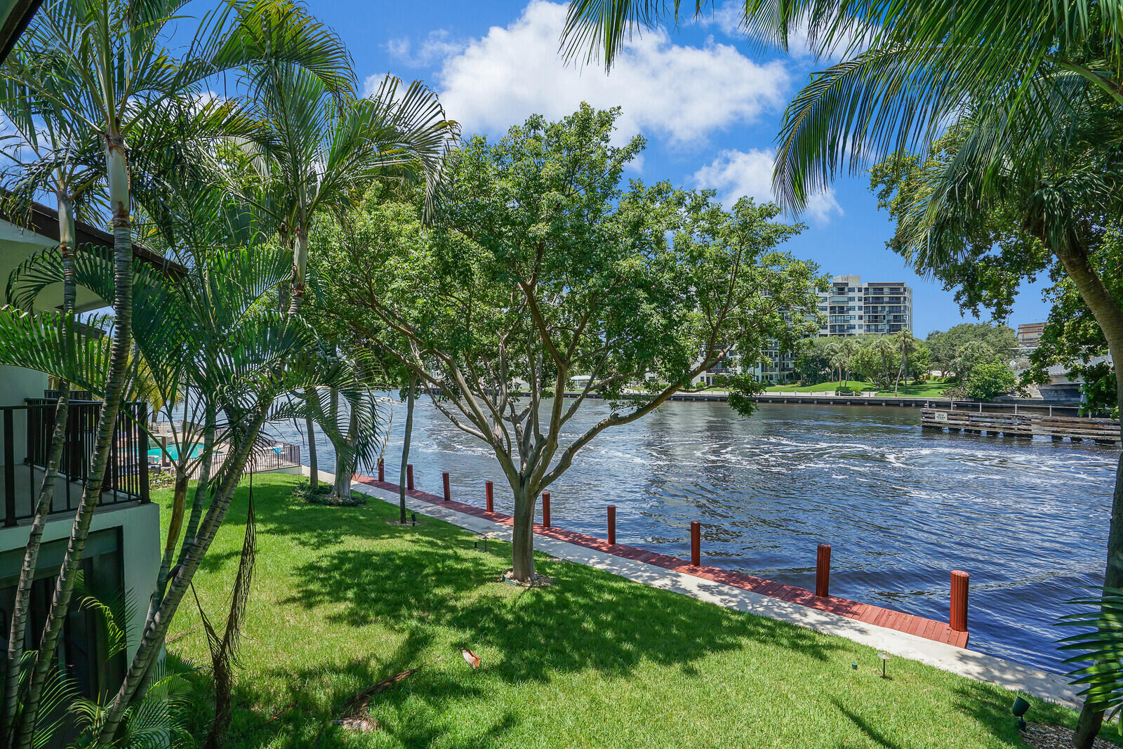 1301 N RIVERSIDE Drive 19
