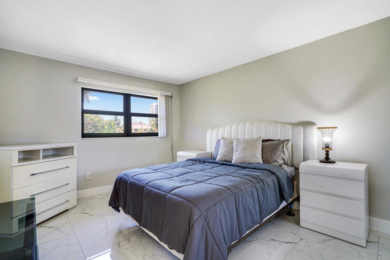 1301 N RIVERSIDE Drive 19
