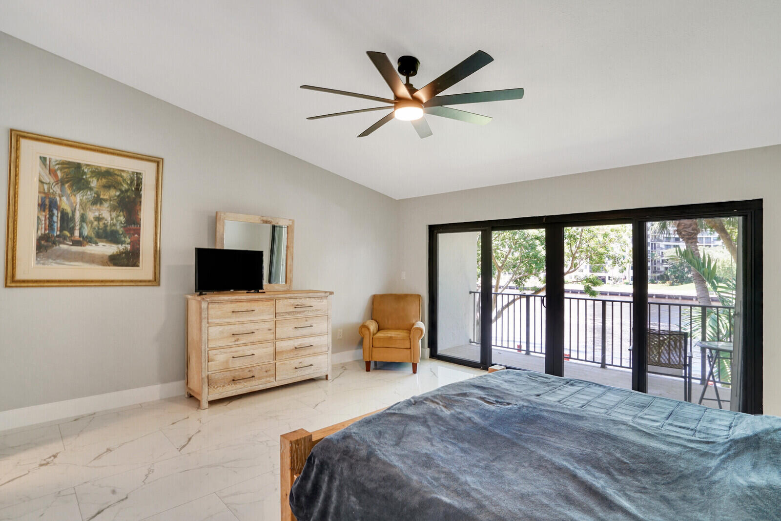 1301 N RIVERSIDE Drive 19