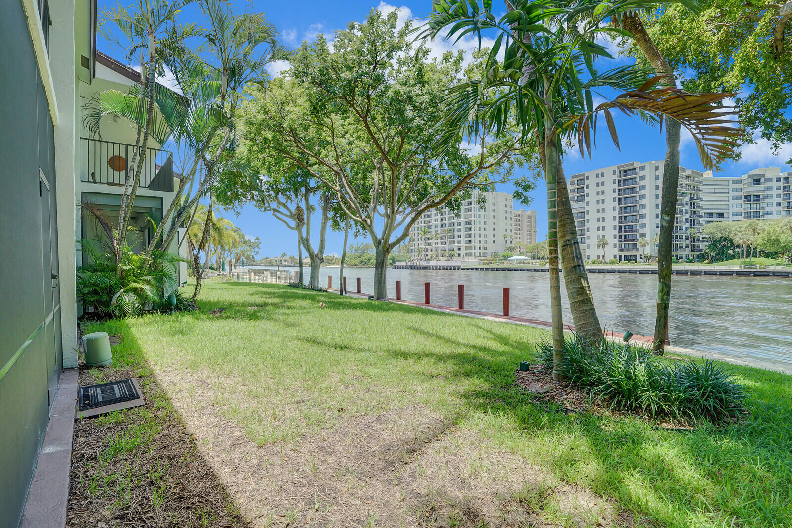 1301 N RIVERSIDE Drive 19