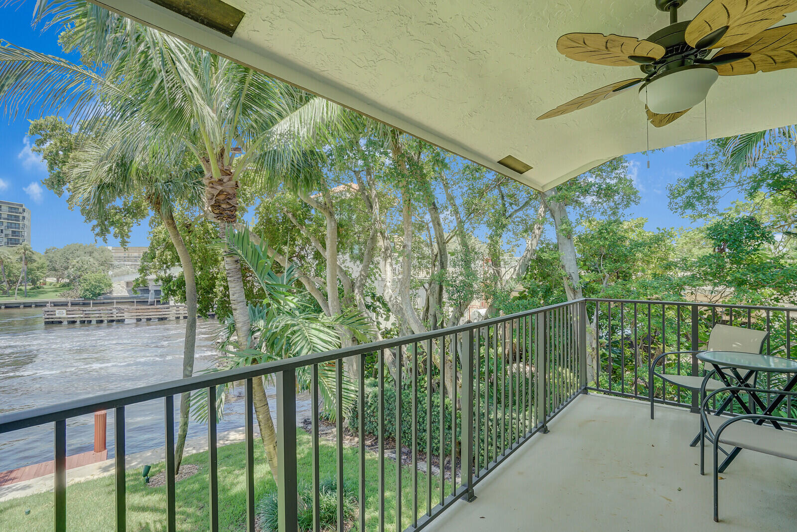 1301 N RIVERSIDE Drive 19