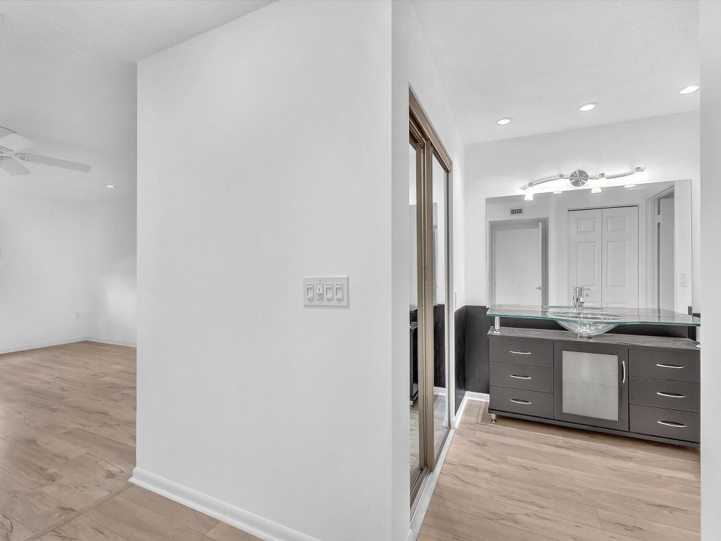 9290 Vista Del Lago E