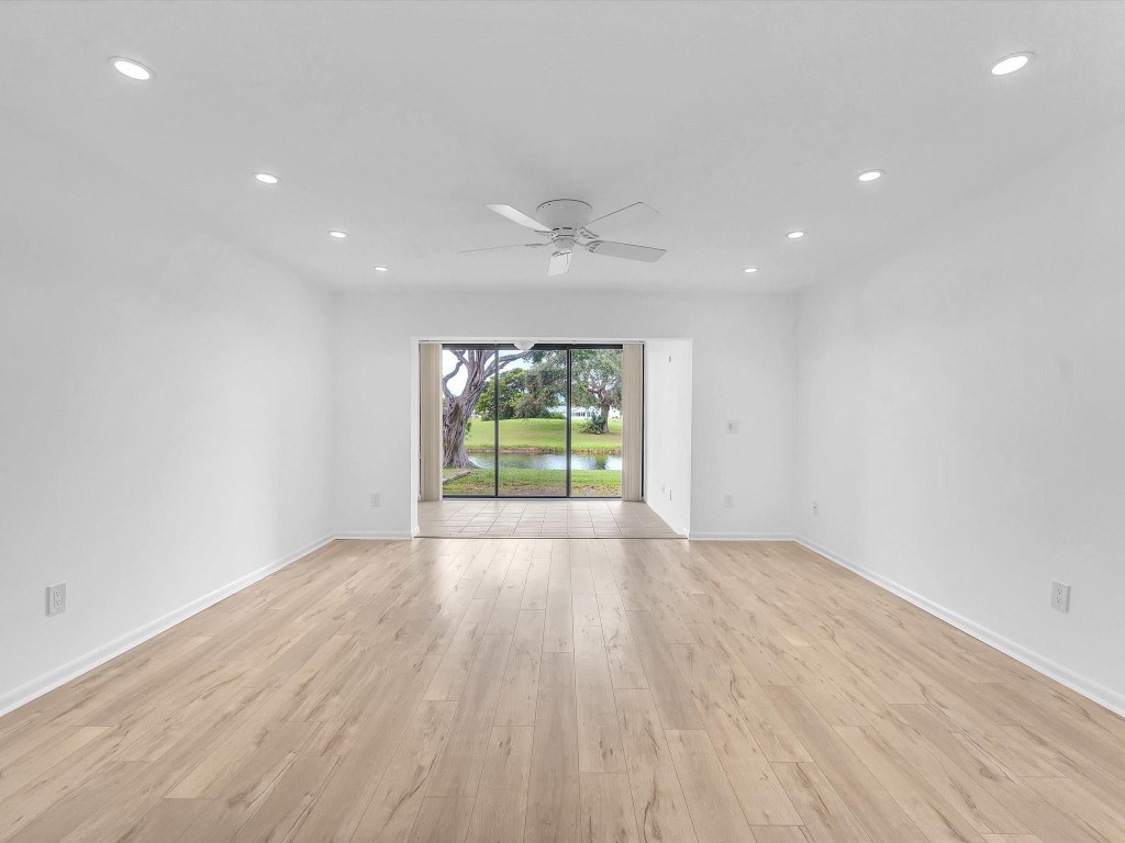 9290 Vista Del Lago E