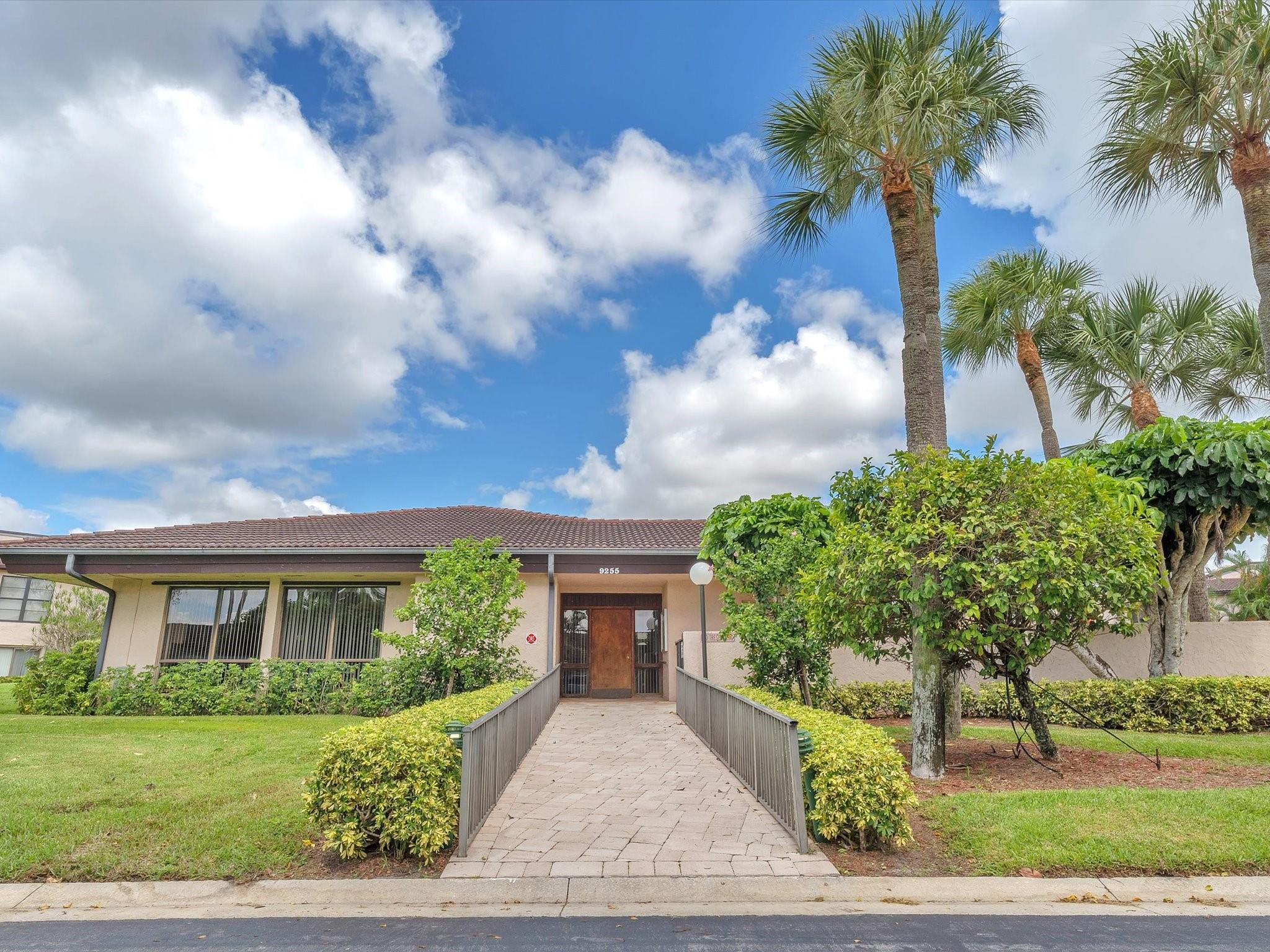 9290 Vista Del Lago E