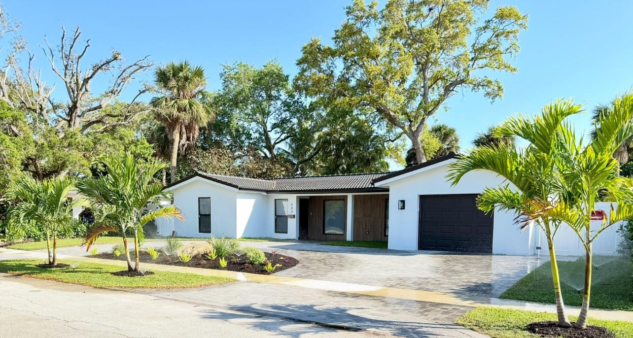 686 SW 4th St