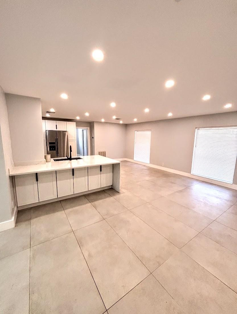 686 SW 4th St