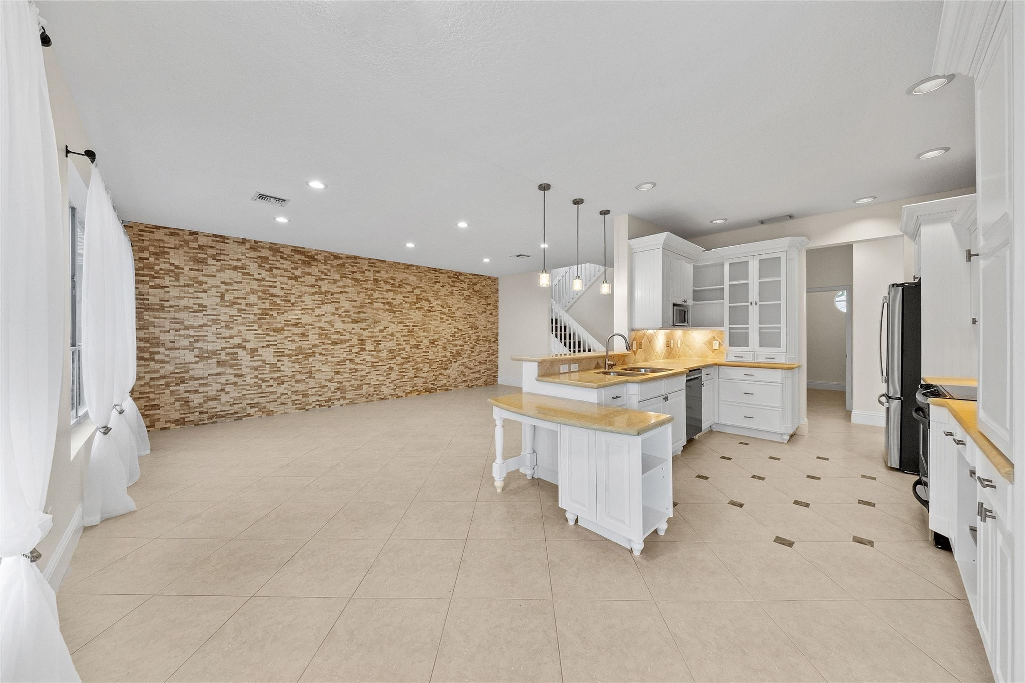 9416 Lake Serena Dr