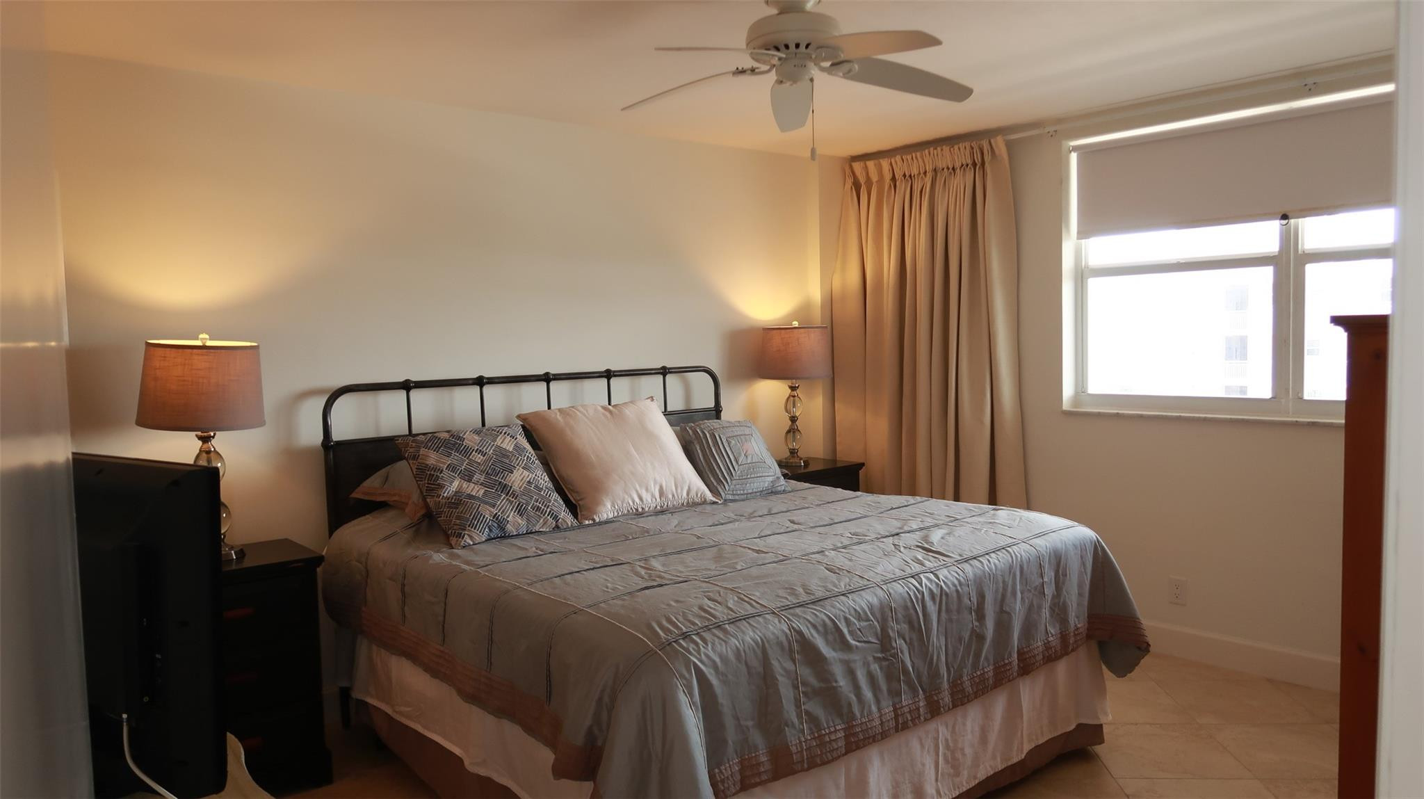 1051 Hillsboro Mile 906E