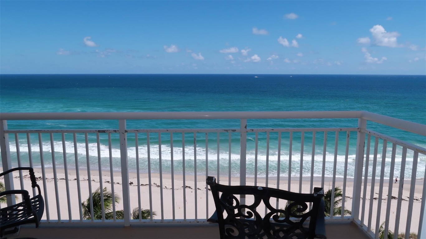 1051 Hillsboro Mile 906E