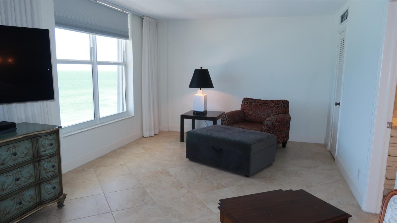 1051 Hillsboro Mile 906E