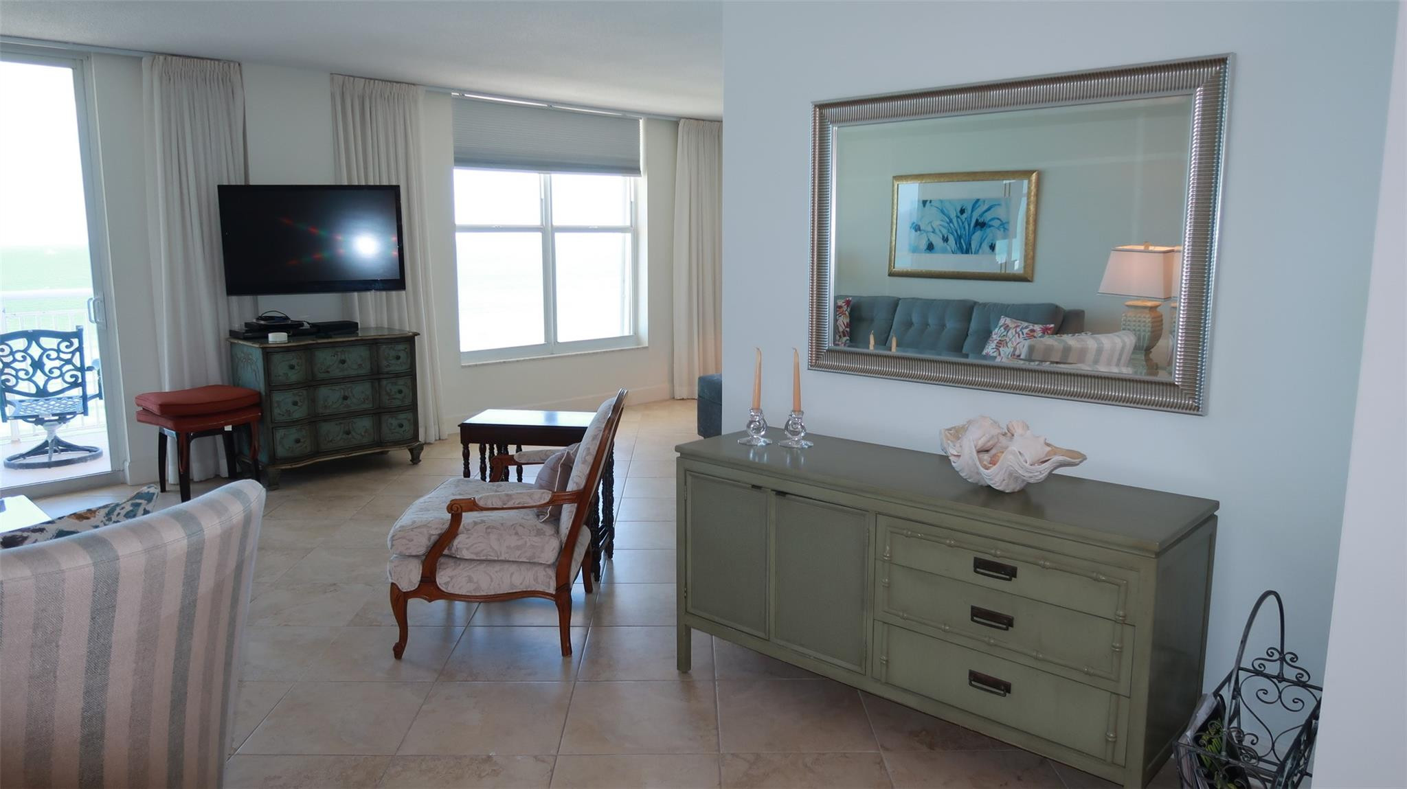 1051 Hillsboro Mile 906E